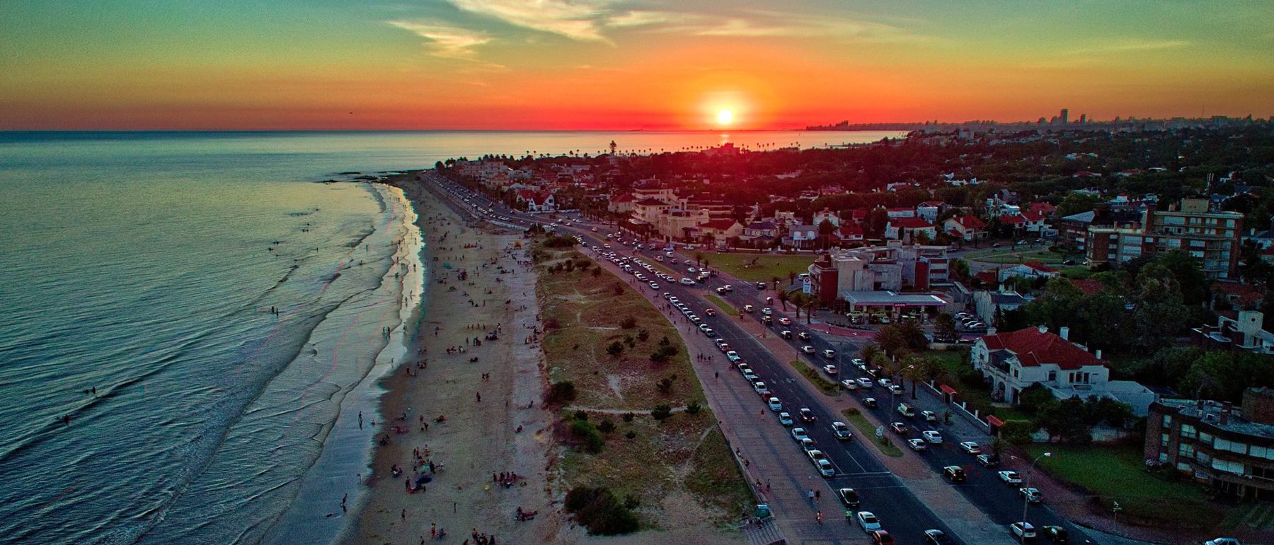 Rambla y playa de Carrasco al atardecer, Montevideo